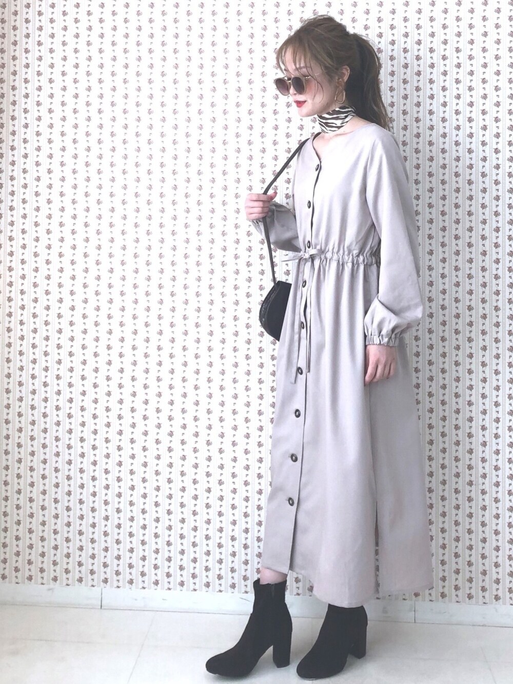 「シンプルコーデ、プチプラ、プチプラコーデ、ショルダーバッグ、ワンピース、ガウンワンピース、消えそうな色コーデ、ショートブーツ、スカーフ、韓国ファッション」｜「EPIMI E'PIMMYの【限定item!!】前後2WAYワンピース（ワンピース、グレー系）」を使った、EPIMI ÉPIMMYさん（レディース・163cm）の夏コーディネートの1枚目の写真