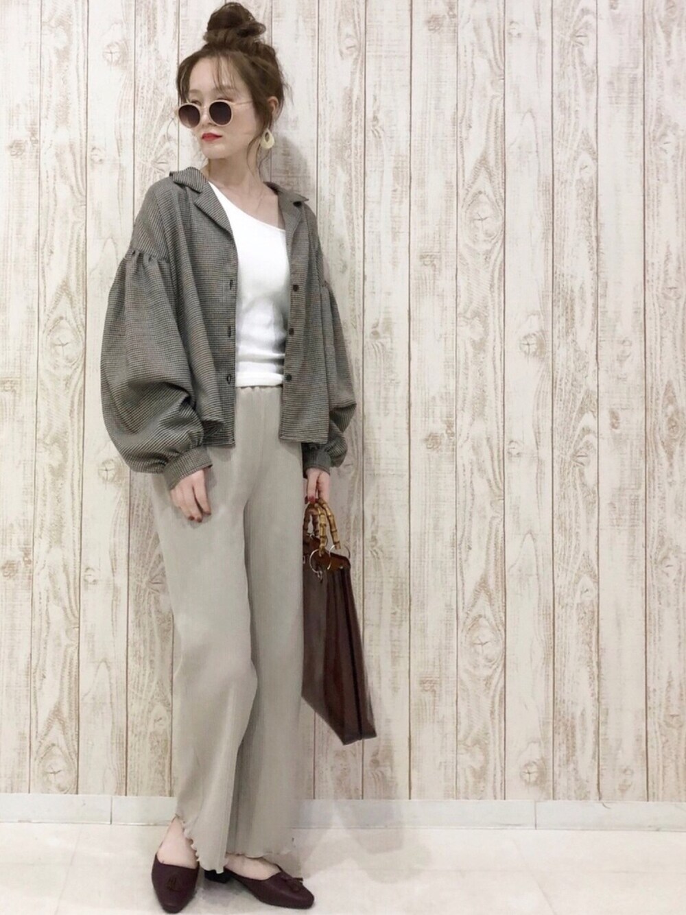 「シャツスタイル、チェック、パンツスタイル、リブパンツ、シンプル、大人カジュアル、プチプラ、プチプラコーデ、チェック柄に恋してる」｜「EPIMI E'PIMMYの【限定item!!】裾メローリブワイドパンツ（その他パンツ、グレー系）」を使った、EPIMI ÉPIMMYさん（レディース・163cm）の秋コーディネートの1枚目の写真