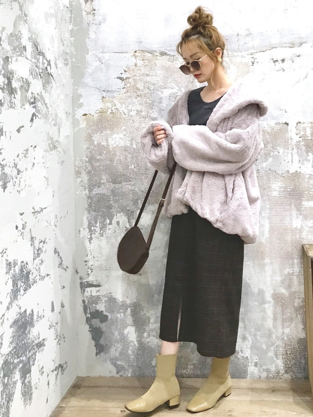 「ファーブルゾン、カジュアル、タイトスカート、プチプラ、秋のコーデ」｜「archives e'piceの《限定item!!》ファーショールチュニックコート（その他アウター、パープル系）」を使った、EPIMI ÉPIMMYさん（レディース・163cm）の秋コーディネートの1枚目の写真