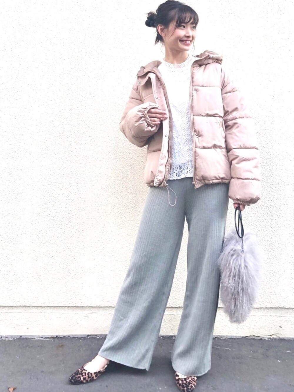 「大人カジュアル、プチプラコーデ、オトナ女子、冬コーデ、きれいめカジュアル、休日スタイル、パンツスタイル、ニットパンツ、ガーリー、レオパード」｜「archives e'piceの【限定item!!】フードフェイクダウンブルゾン（ブルゾン、ベージュ系）」を使った、EPIMI ÉPIMMYさん（レディース・160cm）の秋コーディネートの1枚目の写真