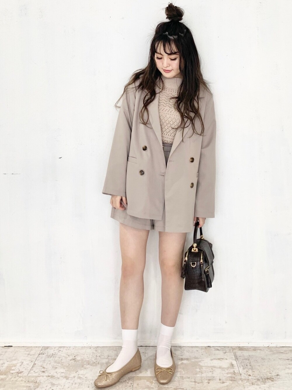 「セットアップ、ジャケット、ショートパンツ、バレエシューズ、オトナカジュアル、大人女子、春コーデ、シンプル、プチプラ、プチプラコーデ」｜「EPIMI E'PIMMYの《setupにも》ダブルテーラードジャケット（テーラードジャケット、グレー系）」を使った、EPIMI ÉPIMMYさん（レディース・156cm）の冬コーディネートの1枚目の写真