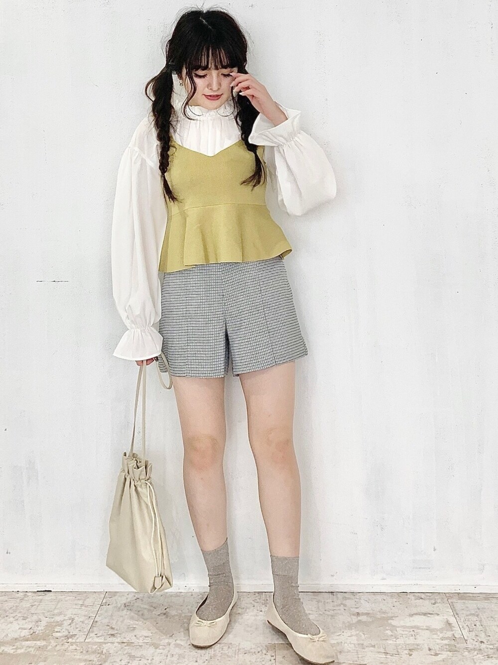 「今日のコーデ、おしゃれさんと繋がりたい、オトナ女子、ootd、着回しコーデ、休日スタイル、大人ガーリー、レイヤードスタイル、春コーデ、イエロー」｜「EPIMI E'PIMMYの《SETUPにも》ピンタックショートパンツ（その他パンツ、グレー系）」を使った、EPIMI ÉPIMMYさん（レディース・156cm）の冬コーディネートの1枚目の写真
