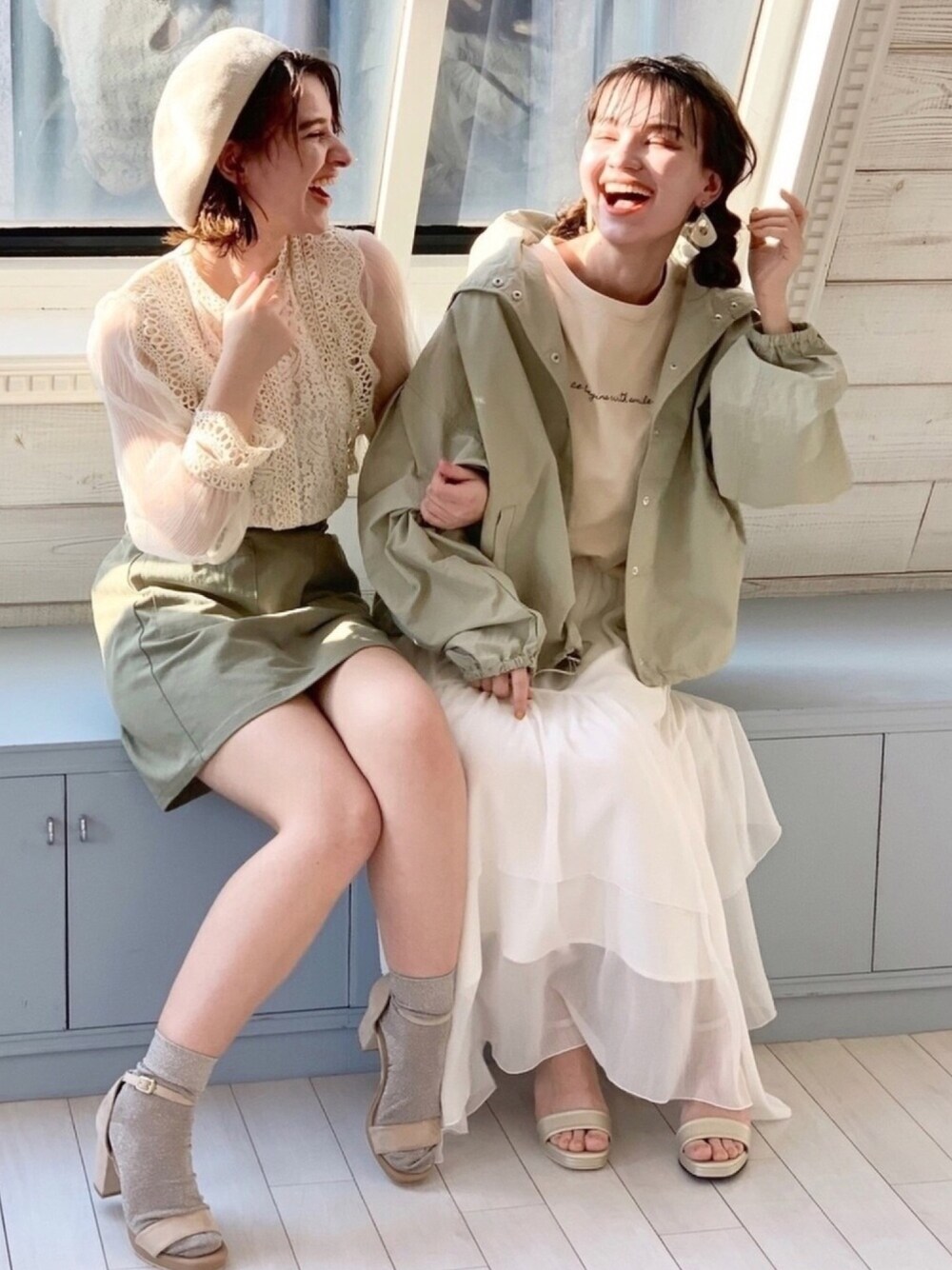 「春コーデ、カジュアル、プチプラコーデ、着回しコーデ、グリーン、ロングスカート、春アウター、スタッフセンバツ、おうちファッション、シミラールック」｜「EPIMI E'PIMMYのボリューム袖マウンテンパーカー（マウンテンパーカー、グリーン系）」を使った、EPIMI ÉPIMMYさん（レディース・163cm）の春コーディネートの1枚目の写真