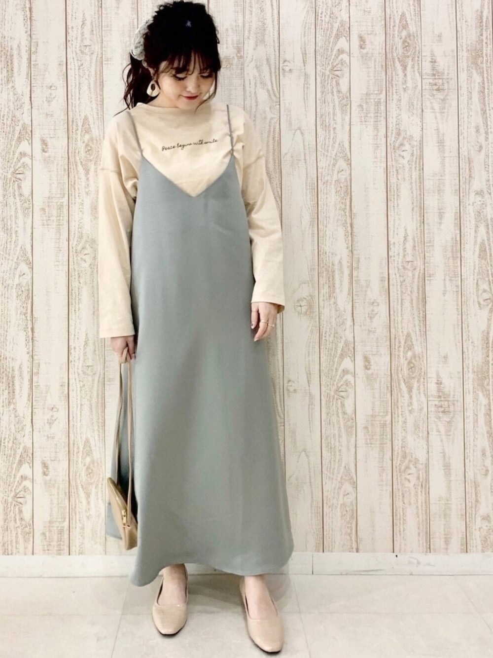 「大人カジュアル、きれいめカジュアル、シンプル、キレイめ、休日スタイル、レイヤードスタイル、ワンピース、グリーン、春コーデ、おうちファッション」｜「EPIMI E'PIMMYのバックリボンサテンキャミワンピ（ワンピース、グリーン系）」を使った、EPIMI ÉPIMMYさん（レディース・163cm）の冬コーディネートの1枚目の写真