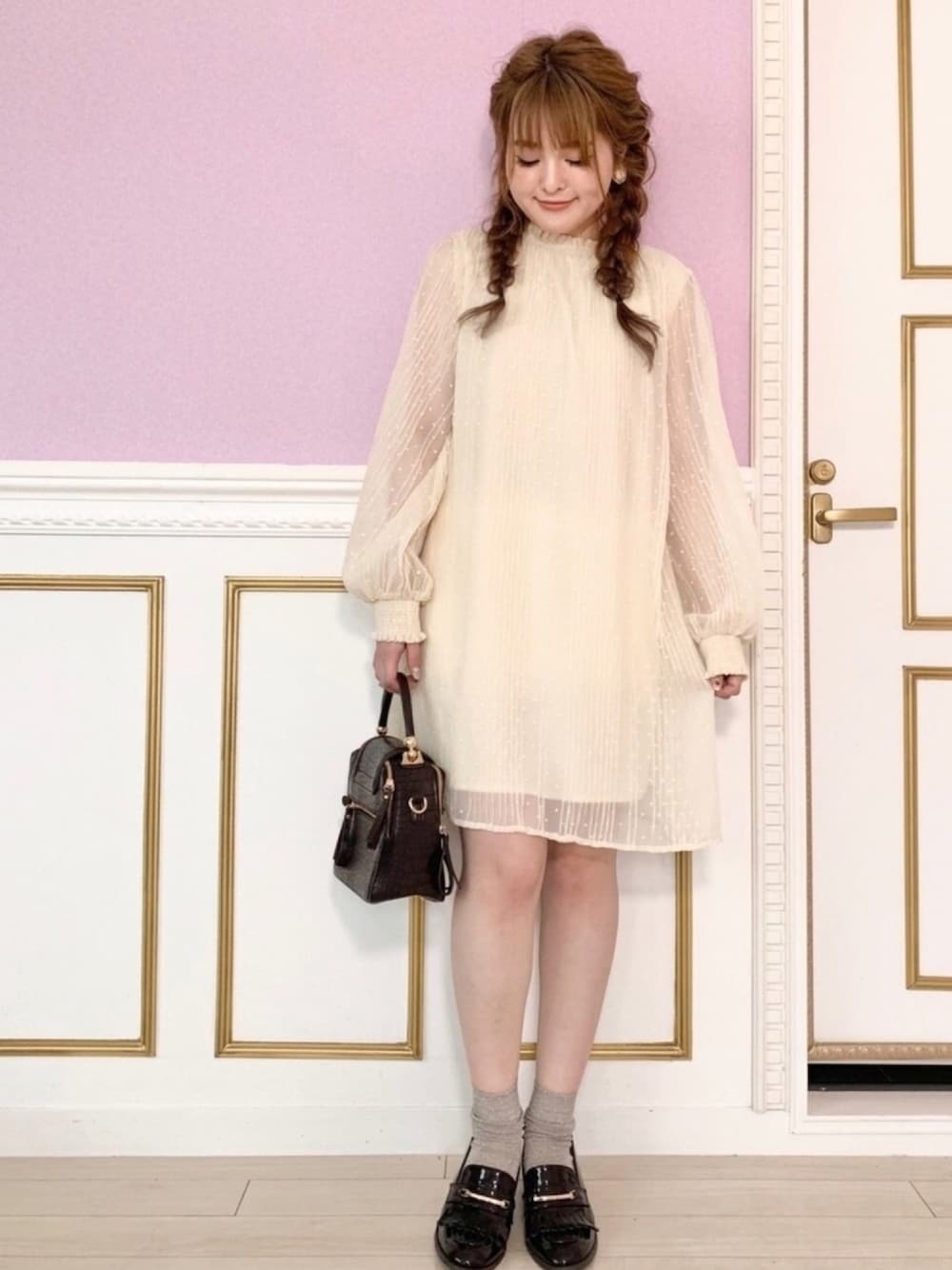 「春、ワンピース、シアーワンピース、ミニワンピ、ローファー、ミニバッグ、レトロ、ホワイト、ガーリー、おうちファッション」｜「EPIMI E'PIMMYのプリーツカットドビーAラインワンピース（ワンピース、ベージュ系）」を使った、EPIMI ÉPIMMYさん（レディース・158cm）の春コーディネートの1枚目の写真