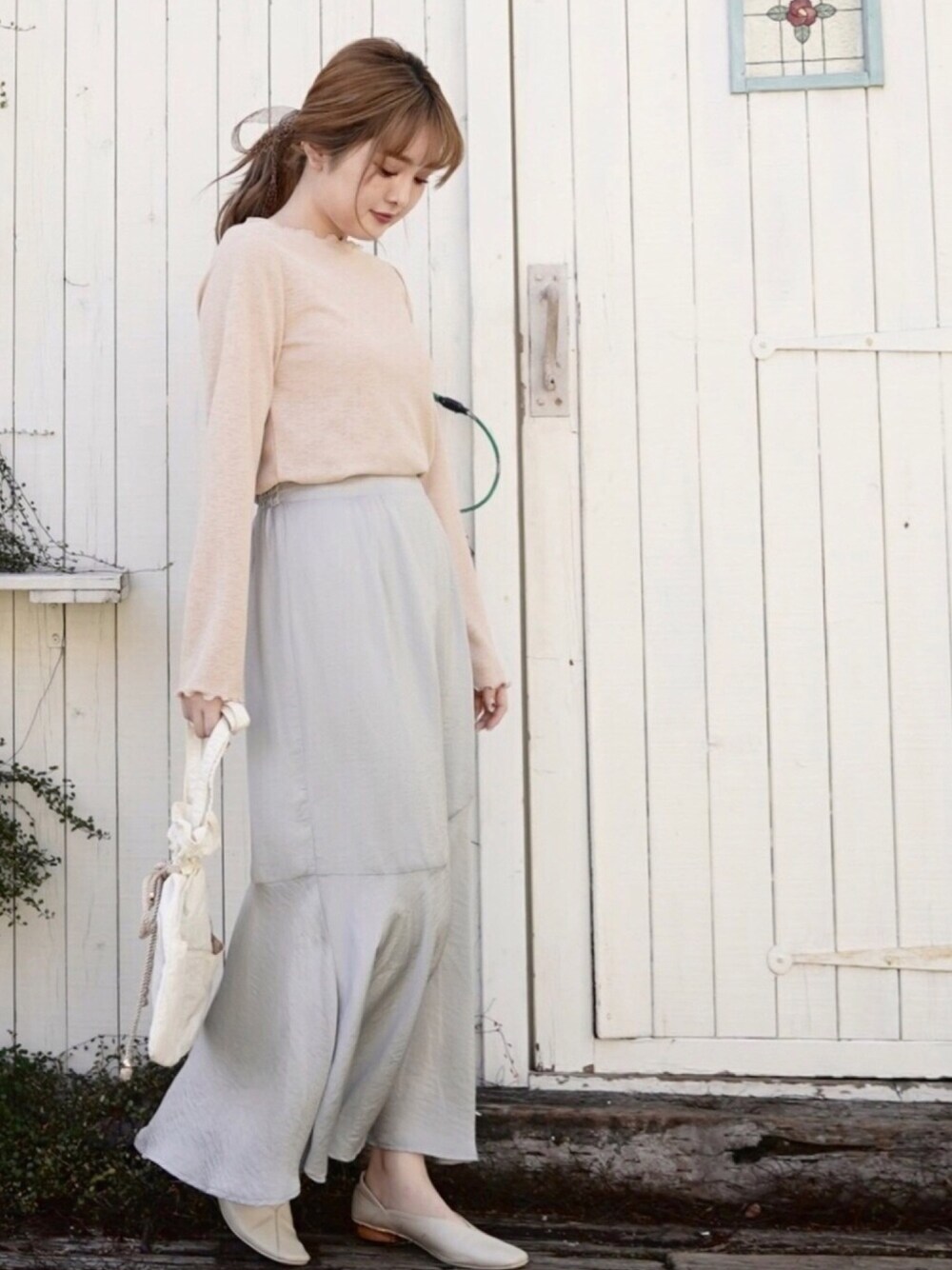 「シンプルコーデ、春、オトナ女子、春色、ロングスカート、ootd、消えそうな色コーデ、サテンスカート、巾着バッグ、ホワイト」｜「EPIMI E'PIMMYのvintageサテン切替スカート（スカート、グレー系）」を使った、EPIMI ÉPIMMYさん（レディース・158cm）の春コーディネートの1枚目の写真