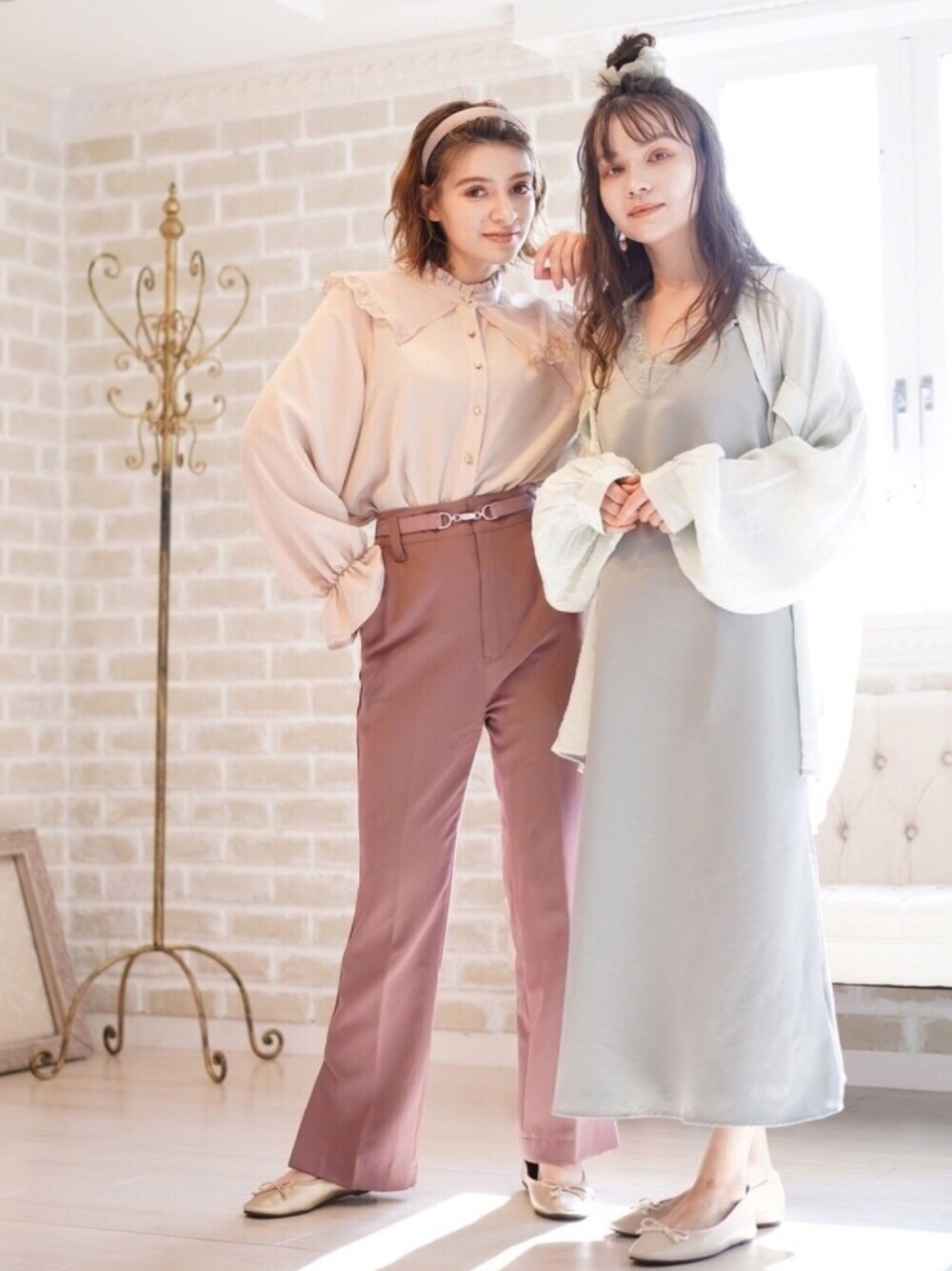 「エピエピ、プチプラ、プチプラコーデ、シミラールック、双子コーデ、パンツスタイル、ワントーンコーデ、epimi épimmy、おうちファッション、バレエシューズ」｜「EPIMI E'PIMMYのチュールBIGカラーブラウス（シャツ/ブラウス、ピンク系）」を使った、EPIMI ÉPIMMYさん（レディース・158cm）の冬コーディネートの1枚目の写真