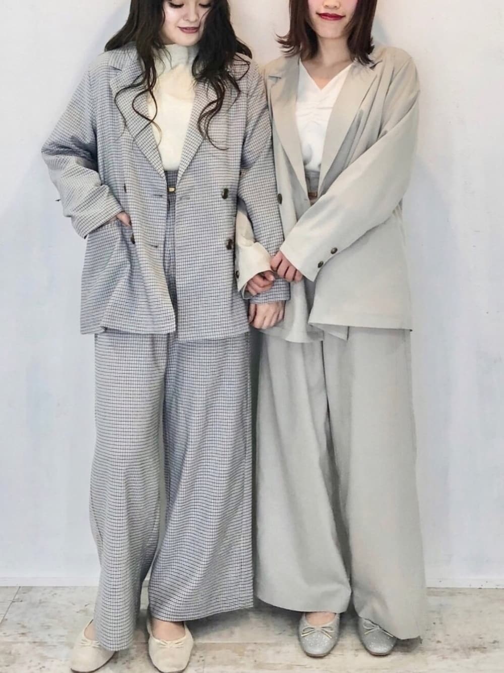 「大人カジュアル、シンプル、春コーデ、プチプラコーデ、カジュアル、キレイめ、プチプラ、ワイトパンツ、ゆるコーデ、バレエシューズ」｜「archivesのグリッターバレエシューズ（バレエシューズ、ゴールド系）」を使った、EPIMI ÉPIMMYさん（レディース・154cm）の春コーディネートの1枚目の写真