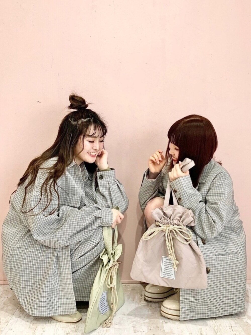 「春コーデ、プチプラコーデ、プチプラ、セットアップ、双子コーデ、チェック、パンツスタイル、チェックシャツ、シンプルコーデ、おそろいコーデ」｜「archivesの巾着メッセージトートbag（トートバッグ、ピンク系）」を使った、EPIMI ÉPIMMYさん（レディース・154cm）の春コーディネートの1枚目の写真