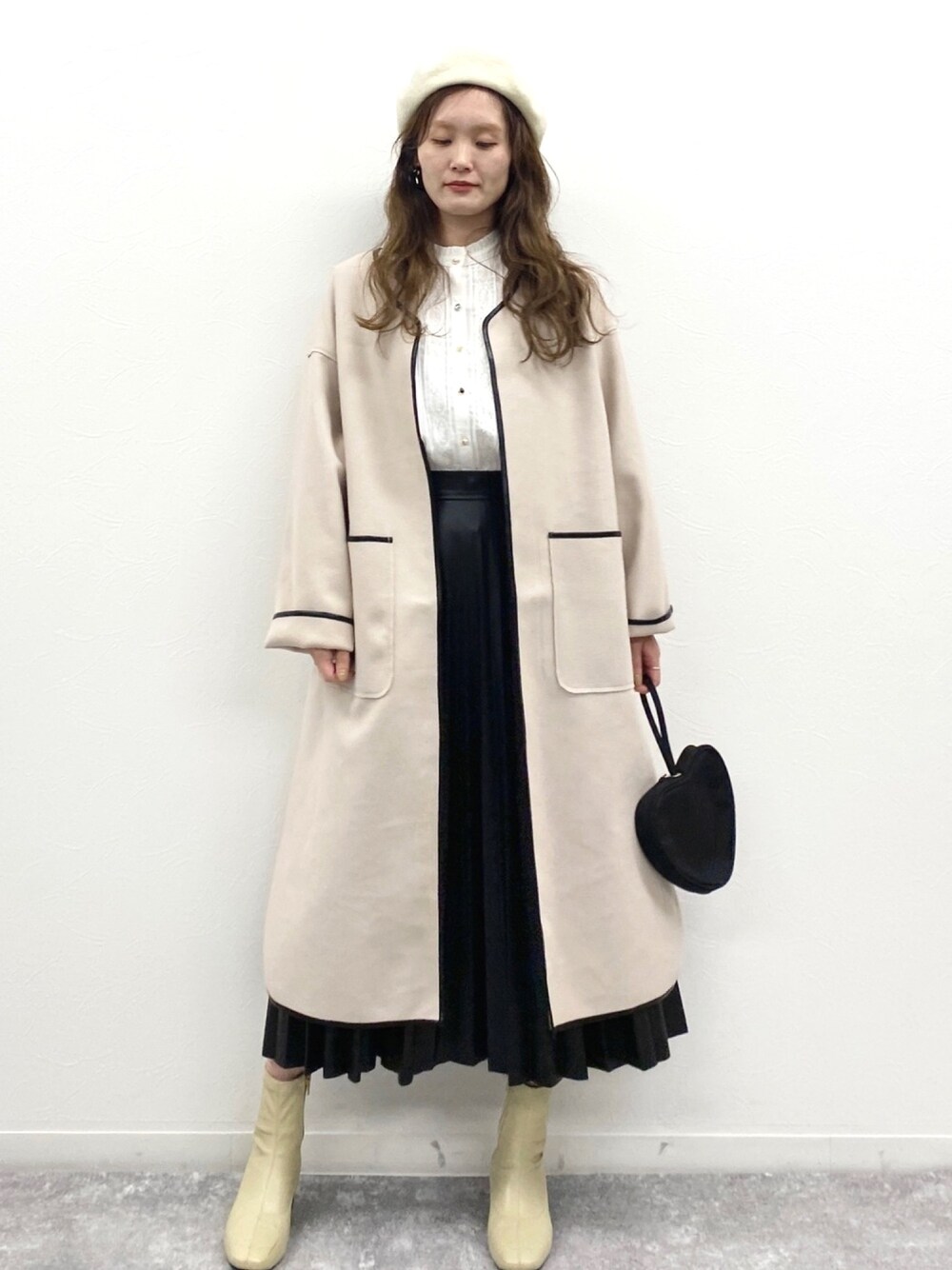 「プチプラコーデ、オトナカジュアル、冬コーデ、大人女子、秋コーデ、ワントーンコーデ、ショートブーツ、アウター、モノトーンコーデ、プチプラ」｜「EPIMI E'PIMMYのアソート釦プチハイピンタックブラウス（シャツ/ブラウス、ホワイト系）」を使った、EPIMI ÉPIMMYさん（レディース・163cm）の秋コーディネートの1枚目の写真