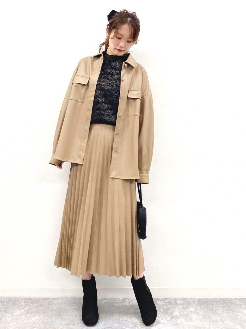 「オトナカジュアル、オトナ女子、セットアップ、レザージャケット、レザースカート、プリーツスカート、プチプラ、プチプラコーデ、ワントーンコーデ、レザーLOVEスナップ」｜「EPIMI E'PIMMYの《setupにも》フェイクレザーCPOジャケット（ブルゾン、ブラウン系）」を使った、EPIMI ÉPIMMYさん（レディース・163cm）の秋コーディネートの1枚目の写真