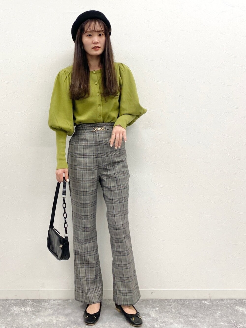 「きれいめカジュアル、大人かわいい、スタッフセンバツ、ボリューム袖、パワショル、ピスタチオ、チェックパンツ、ベレー帽、プチプラ、プチプラコーデ」｜「EPIMI E'PIMMYのマルチウェイパワショルニットカーディガン（ニット/セーター、グリーン系）」を使った、EPIMI ÉPIMMYさん（レディース・163cm）の冬コーディネートの1枚目の写真