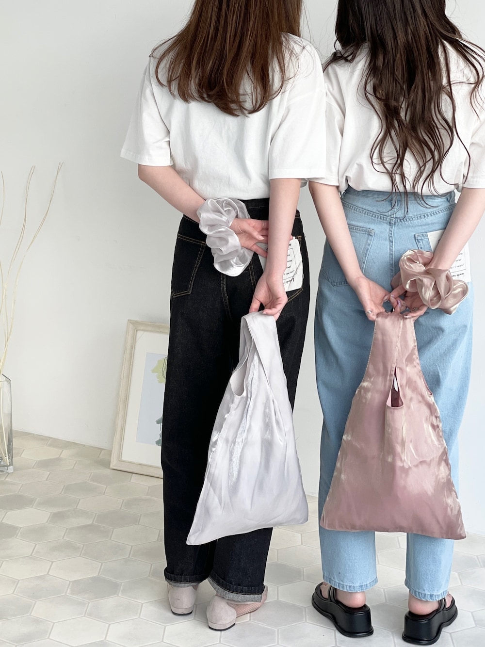 「シンプルコーデ、カジュアル、デニムパンツ、プチプラ、プチプラコーデ、双子コーデ、シミラールック、シュシュ、エコバッグ、ブラックデニム」｜「EPIMI E'PIMMYのフラッシャー付オリジナルストレートデニム（デニムパンツ、ブラック系）」を使った、EPIMI ÉPIMMYさん（レディース・158cm）の春コーディネートの1枚目の写真