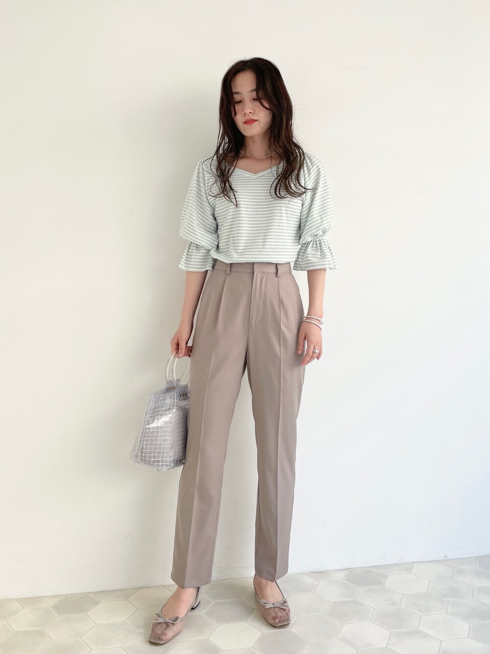 「パンツスタイル、オトナ女子、シンプルコーデ、プチプラ、淡色コーデ、パステルカラー、通勤コーデ、オフィスカジュアル、ボーダートップス、テーパードパンツ」｜「EPIMI E'PIMMYの2ｗayバルーンスリーブプルオーバー（Tシャツ/カットソー、グリーン系）」を使った、EPIMI ÉPIMMYさん（レディース・163cm）の夏コーディネートの1枚目の写真