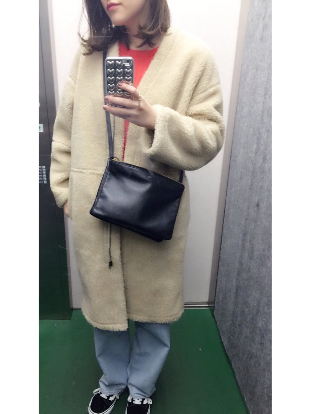 「シンプルコーデ、スニーカー、ootd、TODAYFUL、VANS、CELINE」｜「Banner Barrettのアイテム（Tシャツ/カットソー、レッド系）」を使った、m_e_gさん（レディース・165cm）の冬コーディネートの1枚目の写真
