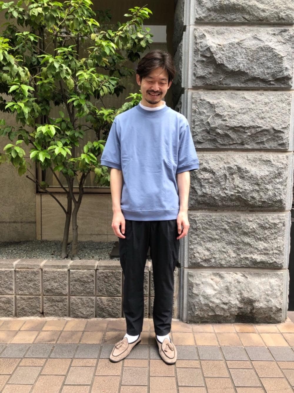 ベージュ系のスリッポン、ブルー系のTシャツ/カットソー、グレー系のその他パンツを着用したメンズの夏コーディネートの1枚目の写真