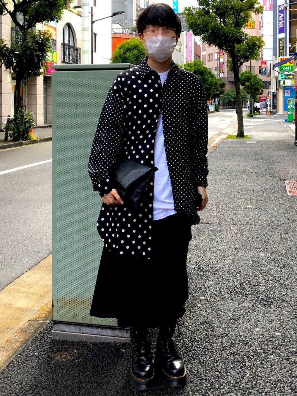 「ドット、ドクターマーチン、ブラック、ユニクロ、オールブラック、モノトーン、yohjiyamamoto、ヨウジヤマモト、カラス族」｜「Y'sのコットンローン 水玉プリント シャツドレス　YO-D23-023-3-01（シャツ/ブラウス、ブラック系）」を使った、りょーたさん（メンズ・168cm）の夏コーディネートの1枚目の写真
