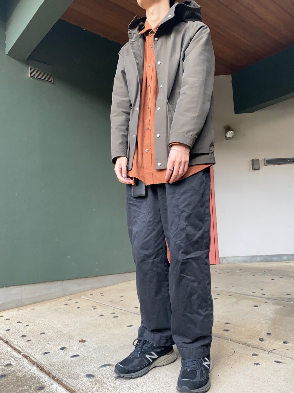 「シンプルコーデ、はるコーデ、カジュアル、スニーカー」｜「NEW BALANCEの【New Balance】 M990（スニーカー、ブラック系）」を使った、174cm / MENさん（メンズ・174cm）の春コーディネートの1枚目の写真
