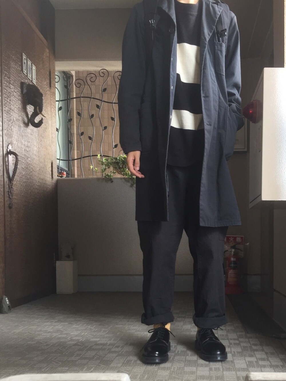 「秋冬、SOLOVAIR」｜「YAECAの atelier coat（ステンカラーコート、ブラック系）」を使った、174cm / MENさん（メンズ・174cm）の秋コーディネートの1枚目の写真