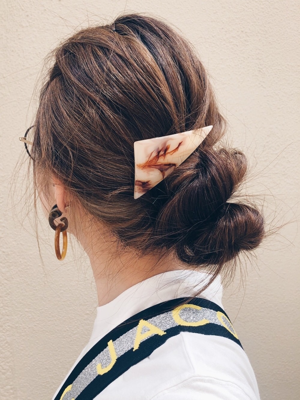 「シンプルコーデ、休日スタイル、ヘアアレンジ、ヘアスタイル、おだんごヘアー、Tシャツ、カジュアルコーデ、ユニクロ、UNIQLO」｜「sAnのサンカクバレッタ
ヒシガタバレッタ（バレッタ/ヘアクリップ、ブラウン系）」を使った、nayumiさん（レディース・157cm）の夏コーディネートの1枚目の写真