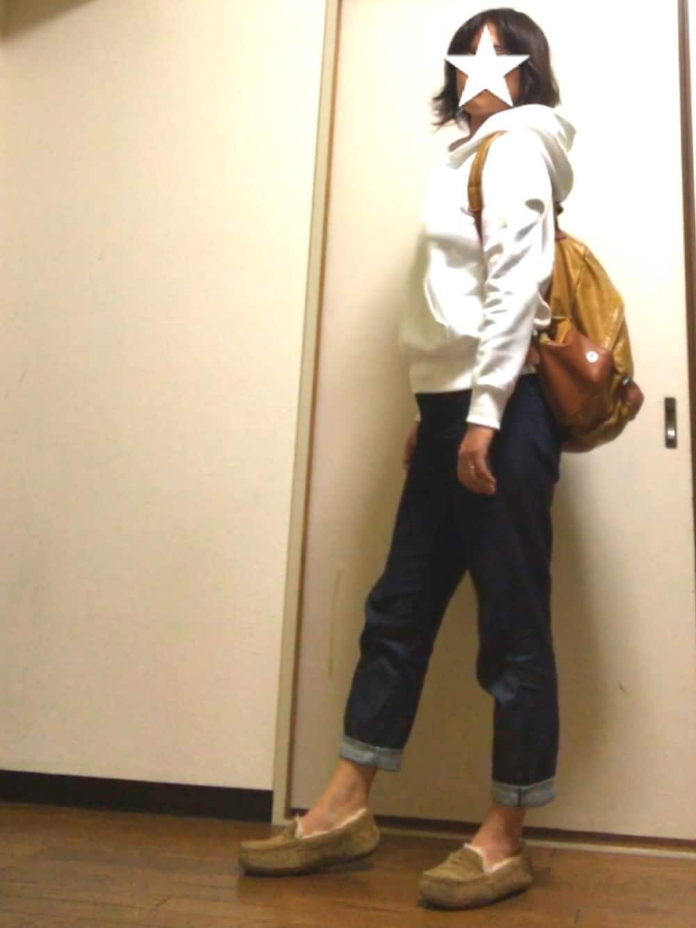 「GU、UGG、ユニクロ、デニム、パーカー、リュック、カジュアル、ママコーデ」｜「UGG AustraliaのUGG Australia (アグ　オーストラリア）　Ｗ　Ansley 　ムートンシューズ(941)（モカシン/デッキシューズ、ベージュ系）」を使った、HAKOさん（レディース・158cm）の秋コーディネートの1枚目の写真