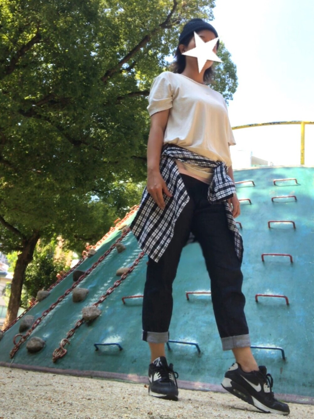 「ユニクロ、ユナイテッドアローズ、ニット帽、ママコーデ、公園、エアマックス」｜「Who'sWhoのアイテム（Tシャツ/カットソー、ベージュ系）」を使った、HAKOさん（レディース・158cm）の秋コーディネートの1枚目の写真