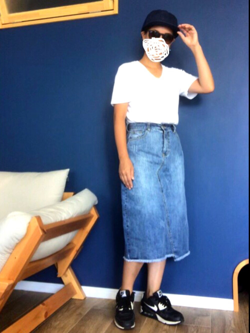 「マクドナルド、公園、ママコーデ、ママファッション、デニムスカート、ナイキスニーカー、白Tシャツ」｜「And AのDENIM SKT (HOSU×artpeace by nowartt×And A)（デニムスカート、ブルー系）」を使った、HAKOさん（レディース・158cm）の夏コーディネートの1枚目の写真
