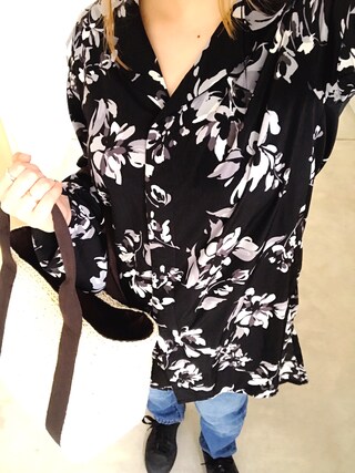 Liko is wearing EMODA "DRAW FLOWER SLITロングシャツ"
