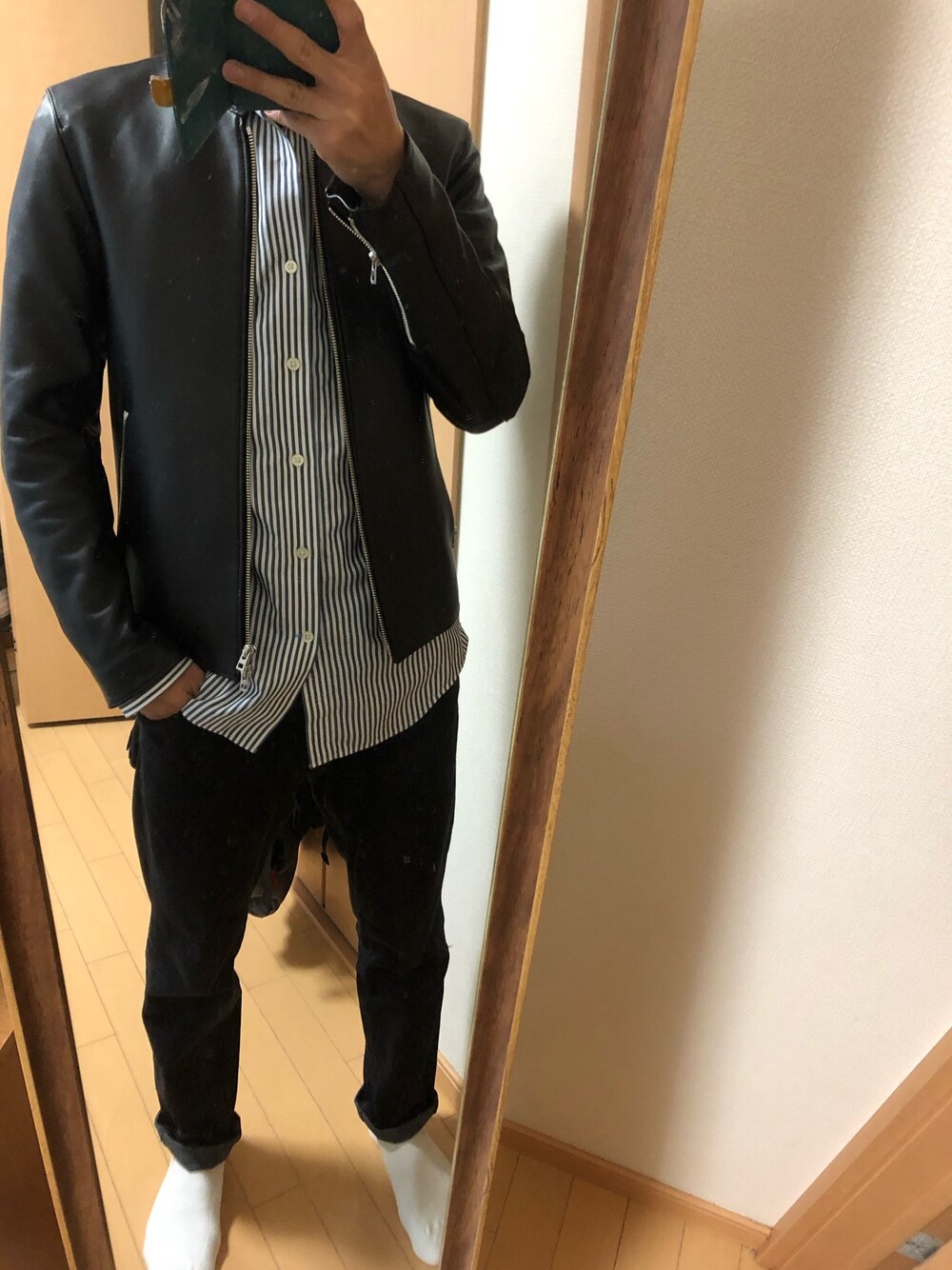 「キレイめ、ライダースジャケット、ストライプ」｜「Banana RepublicのGrant Slim Fit ノンアイロン ストレッチストライプシャツ（シャツ/ブラウス、ホワイト系）」を使った、retannさん（メンズ・170cm）の秋コーディネートの1枚目の写真