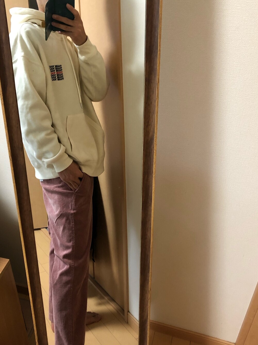 「ブッチャーパンツ、ピンクパンツ、秋のコーデ」｜「HAVE A NICE DAYのアイテム（パーカー、ホワイト系）」を使った、retannさん（メンズ・170cm）の秋コーディネートの1枚目の写真