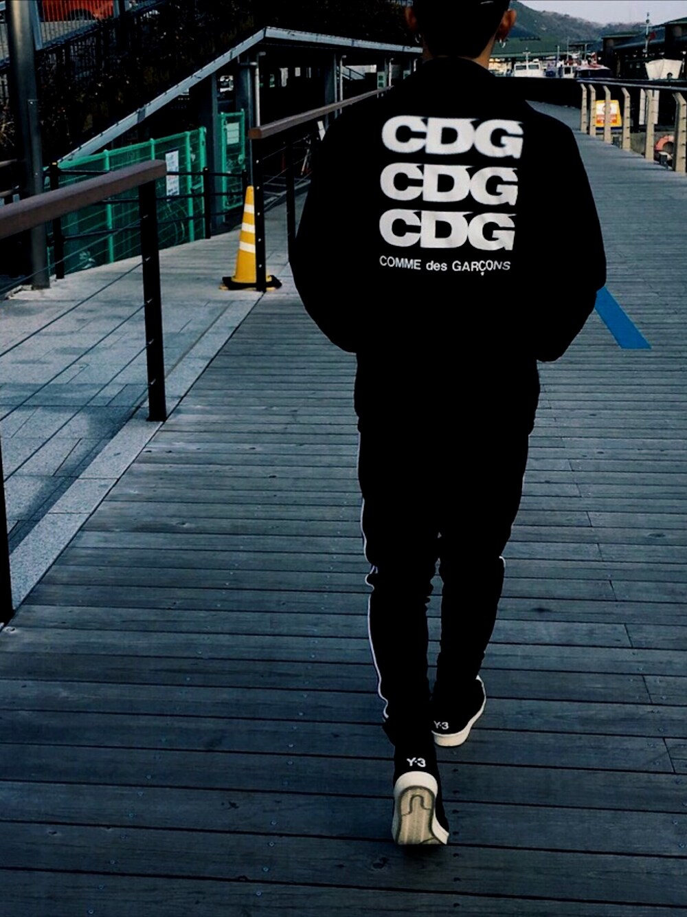 「冬」｜「COMME des GARCONSのアイテム（ナイロンジャケット、ブラック系）」を使った、kounosukeさん（メンズ・170cm）の冬コーディネートの1枚目の写真