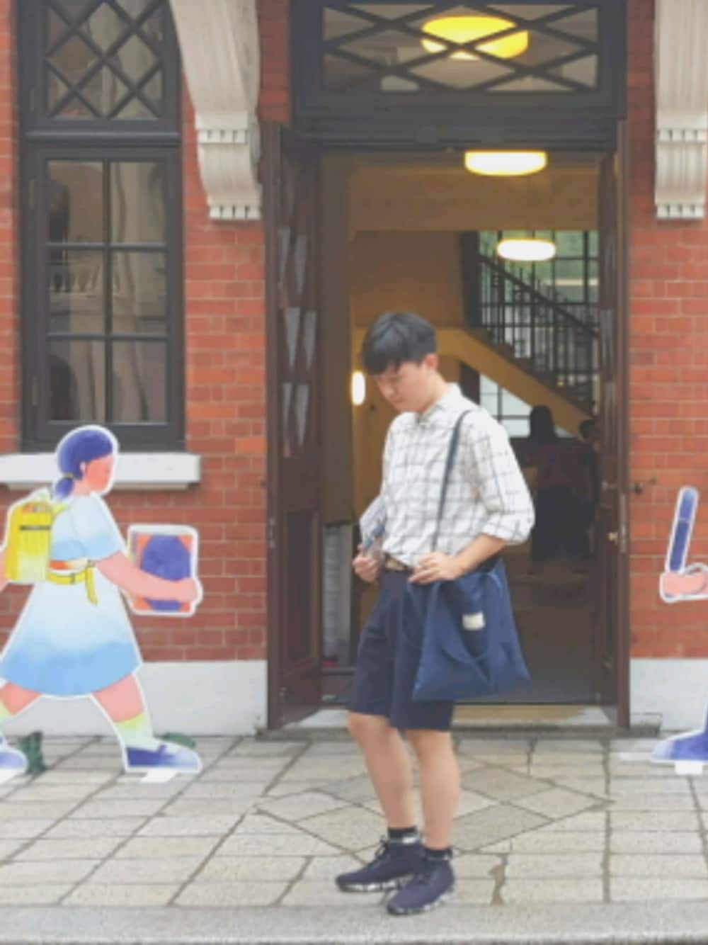 「散步男子、Last day in Hong Kong、大館一百面」｜「H&Mのアイテム（シャツ/ブラウス、ホワイト系）」を使った、Vimgaさん（メンズ・170cm）の夏コーディネートの1枚目の写真