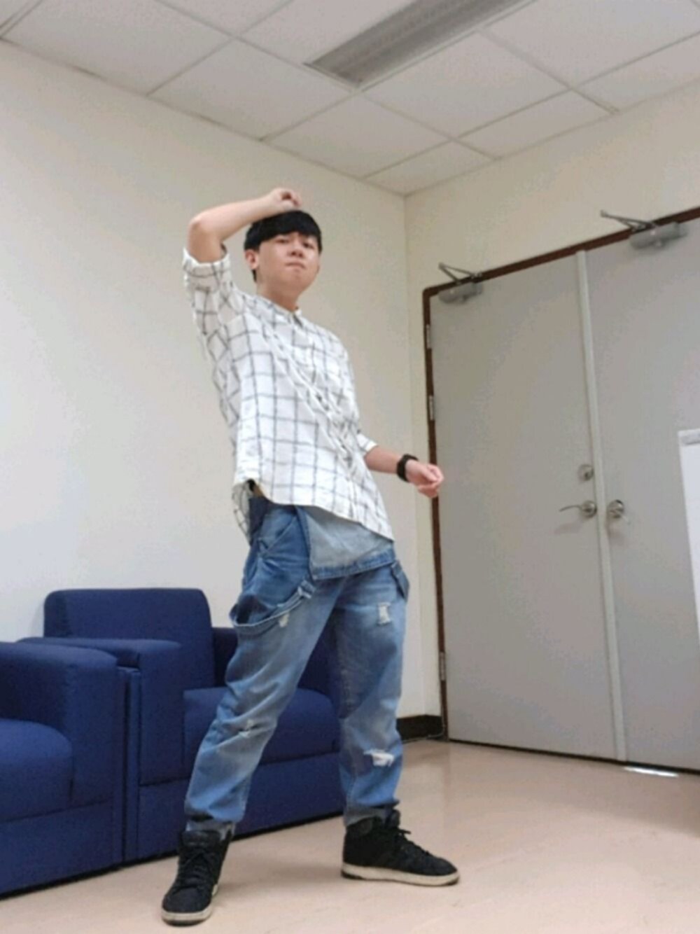 「空虛男子、OSCE、勉強、吊帶褲 」｜「H&Mのアイテム（シャツ/ブラウス、ホワイト系）」を使った、Vimgaさん（メンズ・170cm）の秋コーディネートの1枚目の写真
