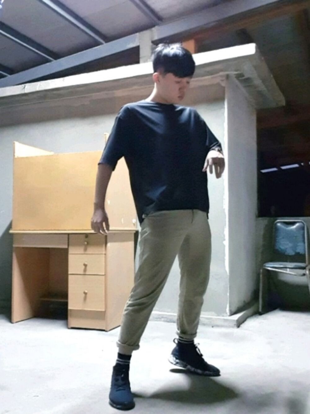 「蛻變男子、心力交瘁、inst.recycle」｜「NEW BALANCEのアイテム（スニーカー、ブラック系）」を使った、Vimgaさん（メンズ・170cm）の秋コーディネートの1枚目の写真