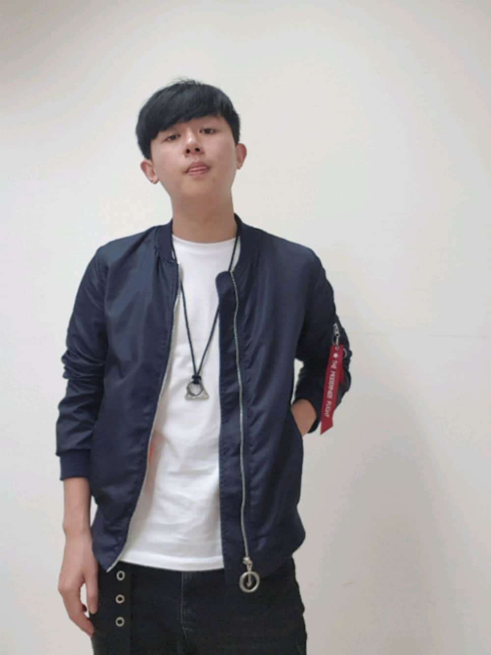 「開導系男子、幼稚男穿著」｜「5のアイテム（MA-1、ブルー系）」を使った、Vimgaさん（メンズ・170cm）の秋コーディネートの1枚目の写真