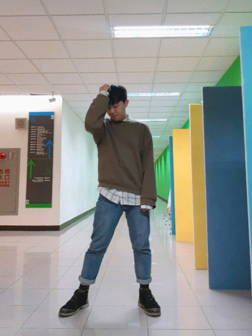 「助教男子、秋冬コーデ、台灣的冬天有時也會像夏天、助教來檢討期中考囉」｜「H&Mのアイテム（シャツ/ブラウス、ホワイト系）」を使った、Vimgaさん（メンズ・170cm）の秋コーディネートの1枚目の写真