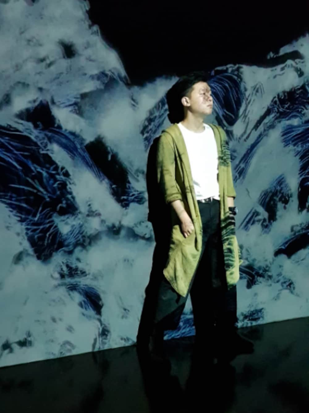 「逛展男子、teamLab Borderless」｜「H&Mのアイテム（ピーコート、グリーン系）」を使った、Vimgaさん（メンズ・170cm）の夏コーディネートの1枚目の写真
