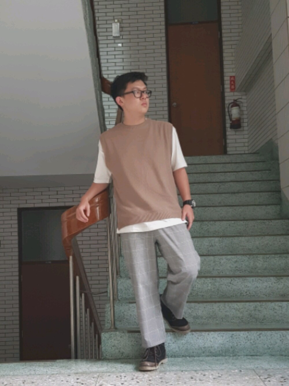 「實習男子、因為要上班所以認真穿衣服、冷氣太強」｜「RAGEBLUEの鹿の子カットベスト/840742（ベスト、ブラウン系）」を使った、Vimgaさん（メンズ・170cm）の夏コーディネートの1枚目の写真