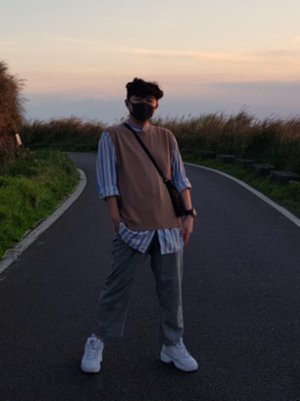 「怕冷男子、大屯山助航站、那個雲啊那個霧啊」｜「RAGEBLUEの鹿の子カットベスト/840742（ベスト、ブラウン系）」を使った、Vimgaさん（メンズ・170cm）の冬コーディネートの1枚目の写真
