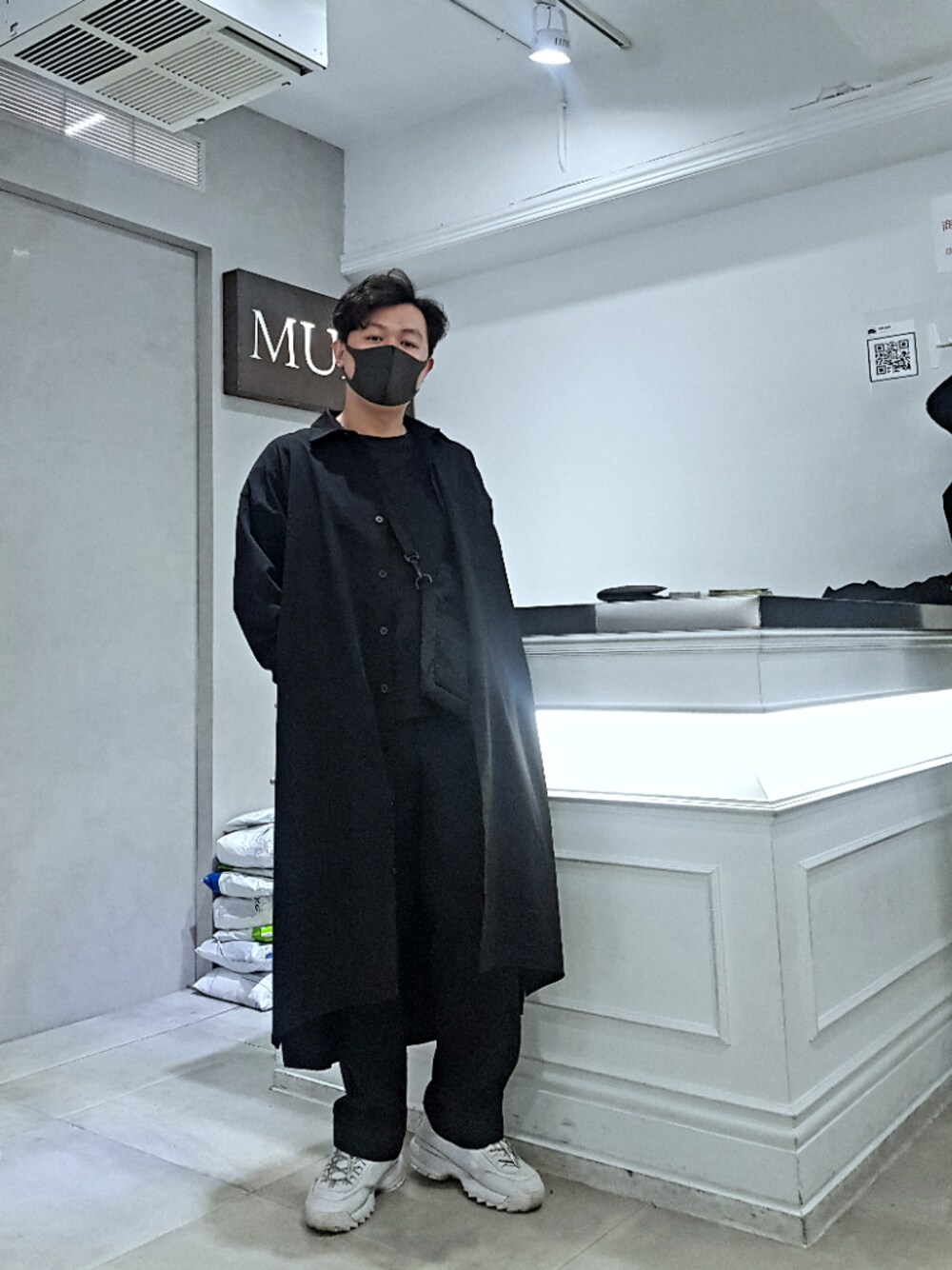 「街行男子、黑、完全任性的白鞋」｜「MUKKのアイテム（シャツ/ブラウス、ブラック系）」を使った、Vimgaさん（メンズ・170cm）の春コーディネートの1枚目の写真
