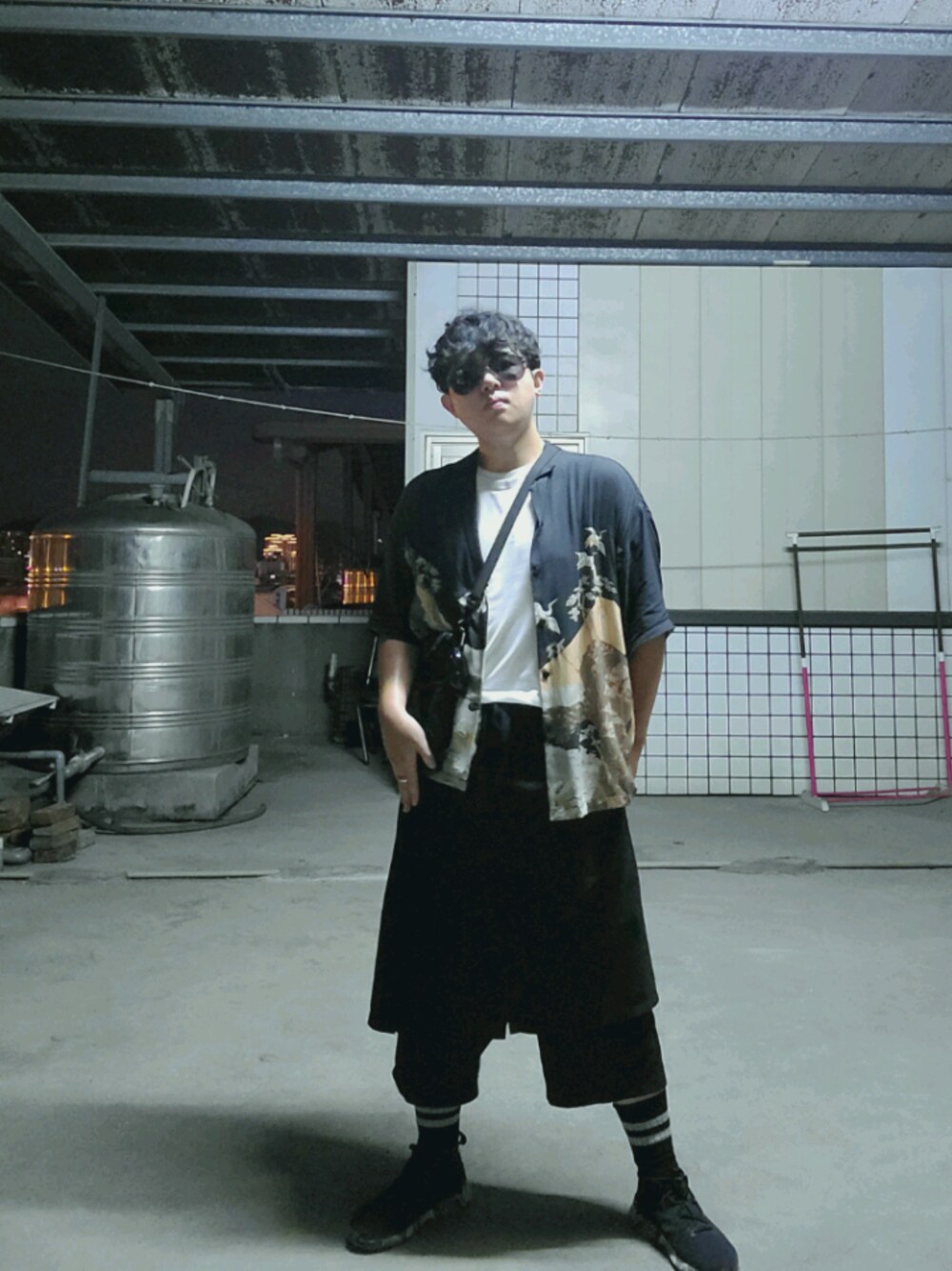 「表裡不一男子、夏コーデ、台灣、好熱呀～」｜「MUKKのアイテム（カーゴパンツ、ブラック系）」を使った、Vimgaさん（メンズ・170cm）の夏コーディネートの1枚目の写真