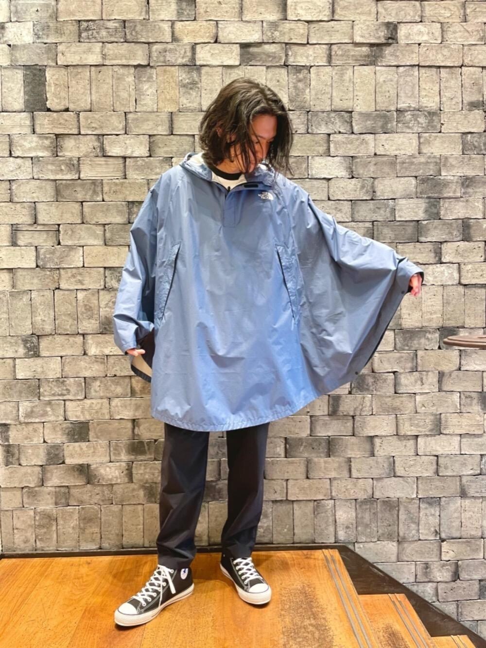 ブラック系のスニーカー、ブラック系のその他パンツ、ブルー系のレインコート/ポンチョを着用したメンズの夏コーディネートの1枚目の写真
