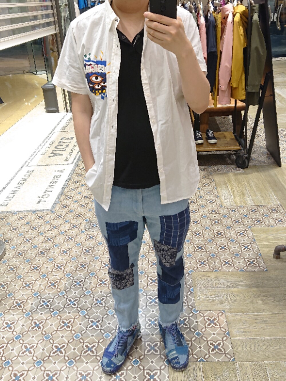 「ootd、春、outfit、春コーデ、hkboy、Hong Kong、streetstyle、men」｜「no brandのアイテム（Tシャツ/カットソー、ブラック系）」を使った、Dasabala Limさん（メンズ・185cm）の春コーディネートの1枚目の写真