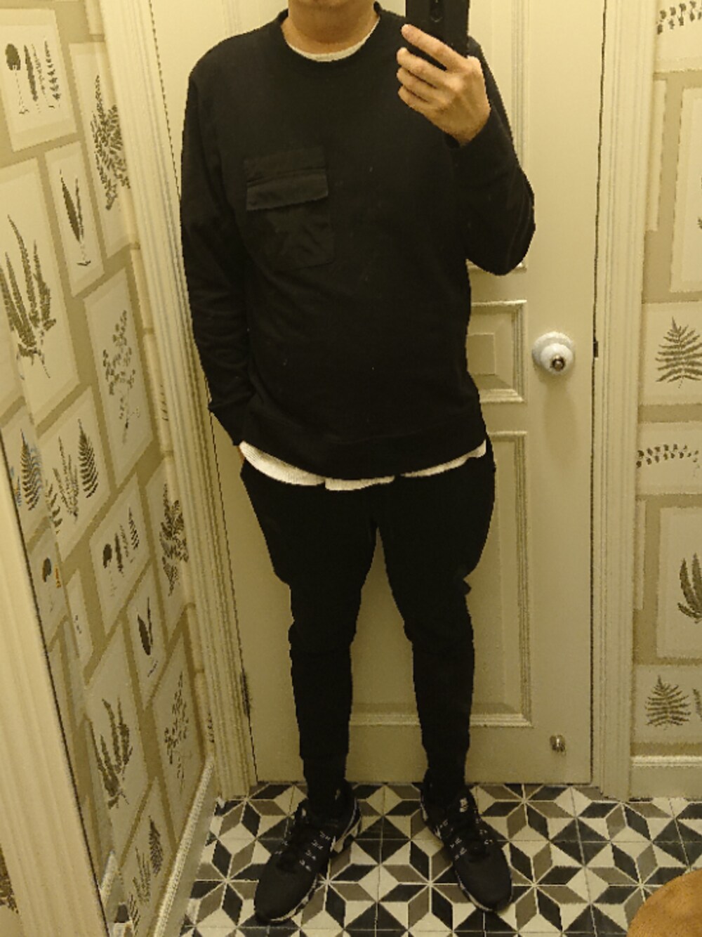「ootd、outfit、hkboy、Hong Kong、streetstyle、men」｜「H&Mのアイテム（ジャージ、ブラック系）」を使った、Dasabala Limさん（メンズ・185cm）の冬コーディネートの1枚目の写真