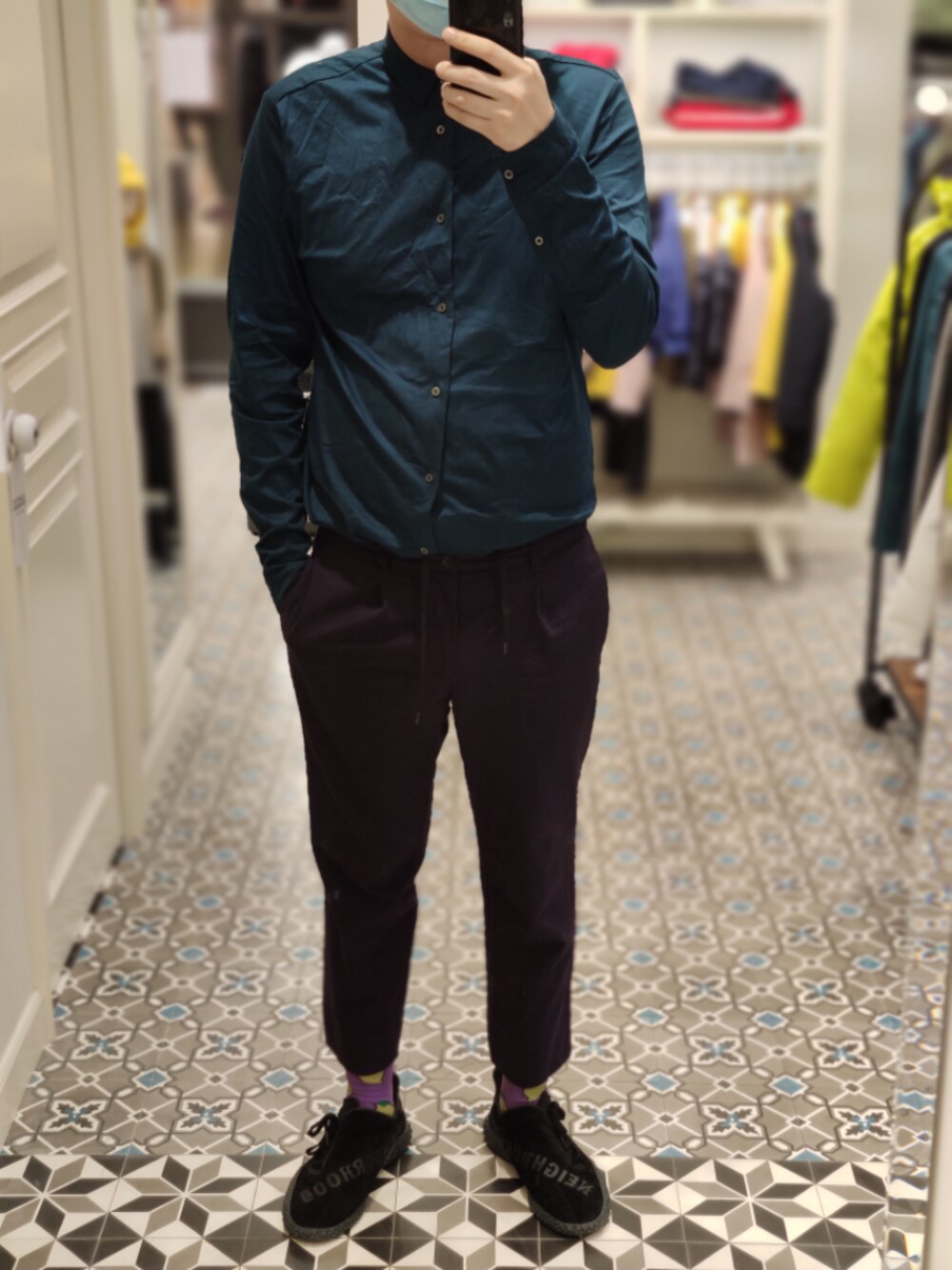 グリーン系のシャツ/ブラウス、パープル系のチノパンツ、ブラック系のスニーカーを着用したメンズの秋コーディネートの1枚目の写真