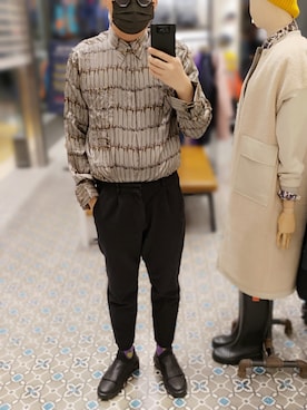 「COS（コス）のアイテム（スラックス）」を使った、Dasabala Limさん（メンズ・185cm）の冬コーディネート