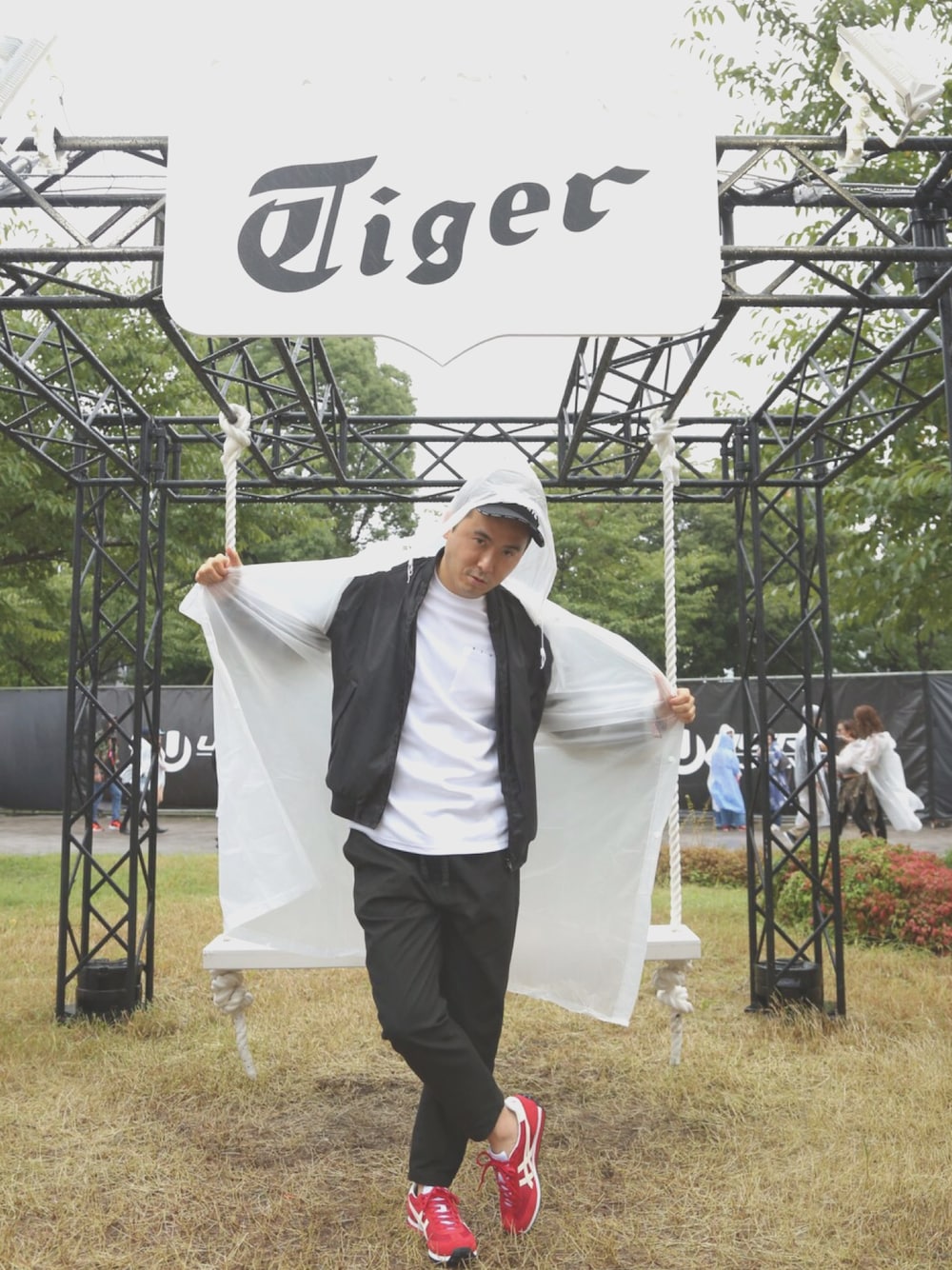 「ウルトラジャパン、オニツカタイガー、愛してる」｜「nike comme de garsonのアイテム（ブルゾン、ブラック系）」を使った、トレンディエンジェル 斎藤さん（メンズ・172cm）の秋コーディネートの1枚目の写真