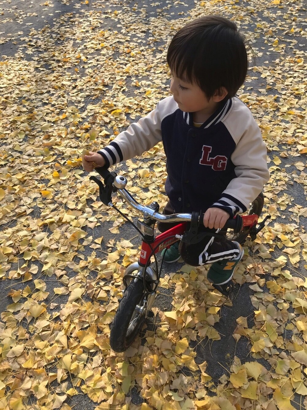 「年末WEAR感謝祭、キッズファッション、秋冬コーデ、男の子コーデ、カジュアル、kids、シンプルコーデ」｜「LAGOMのアイテム（スカジャン、ブルー系）」を使った、Hさんさん（キッズ・100cm）の冬コーディネートの1枚目の写真