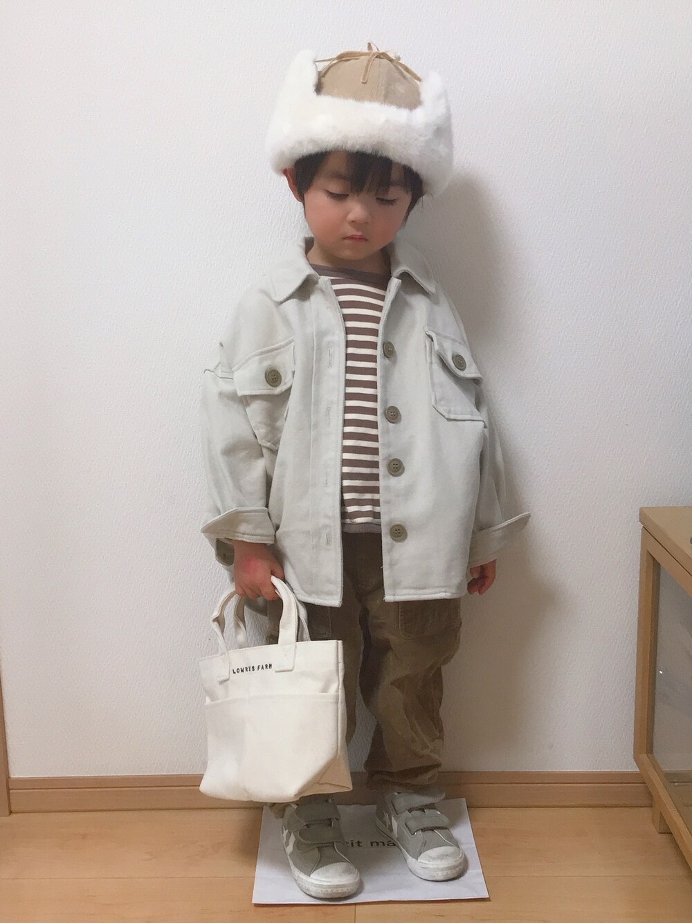 「ブラウン色に染まれ、キッズファッション、シンプル、ブラウン、カジュアル、コーデュロイ、フライトキャップ」｜「petit mainのアイテム（帽子、ベージュ系）」を使った、Hさんさん（キッズ・100cm）の冬コーディネートの1枚目の写真