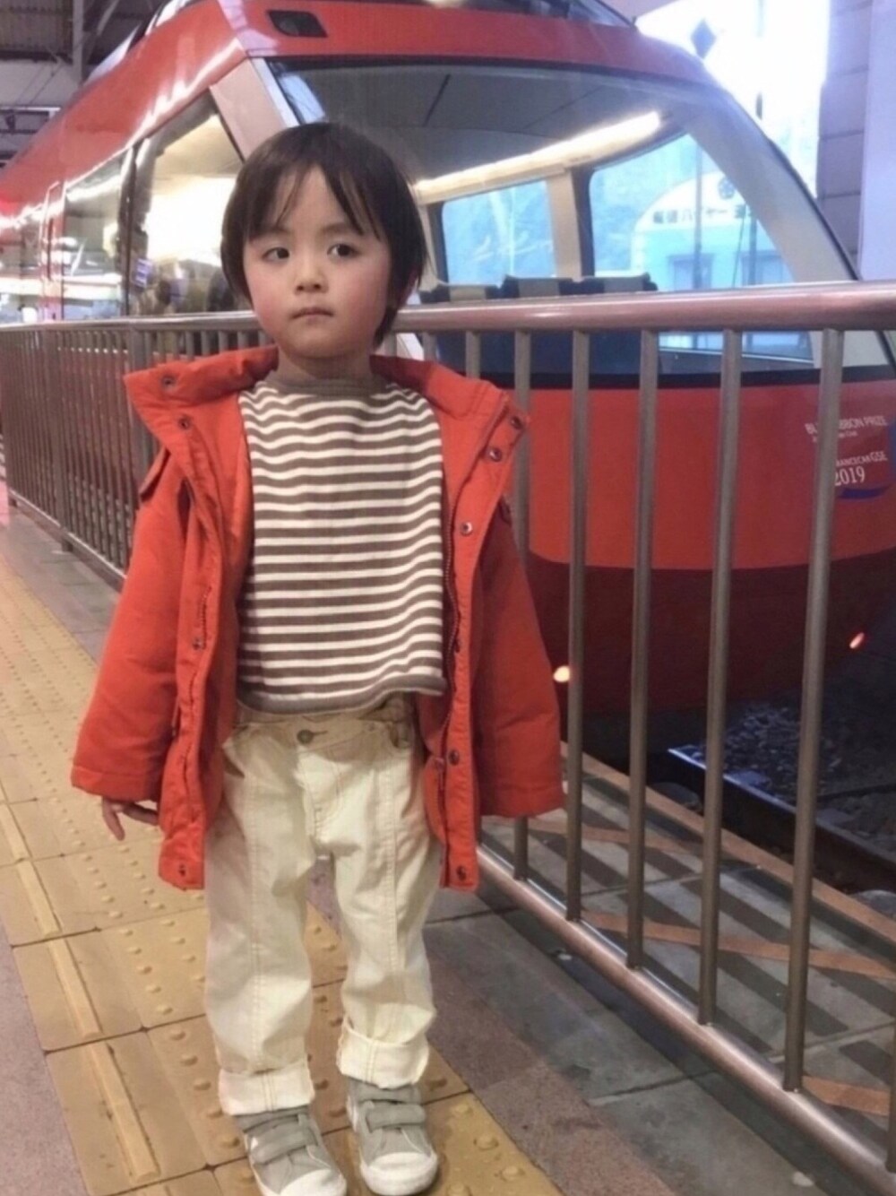 「キッズファッション、ブラウン、kids、フライトキャップ、ブラウン色に染まれ」｜「petit mainのオーガニックボーダー柄長袖トレーナー（スウェット、ブラウン系）」を使った、Hさんさん（キッズ・100cm）の冬コーディネートの1枚目の写真